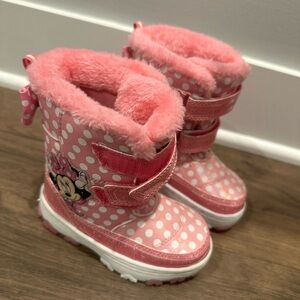 Toddler girls Minnie Mouse winter boots.